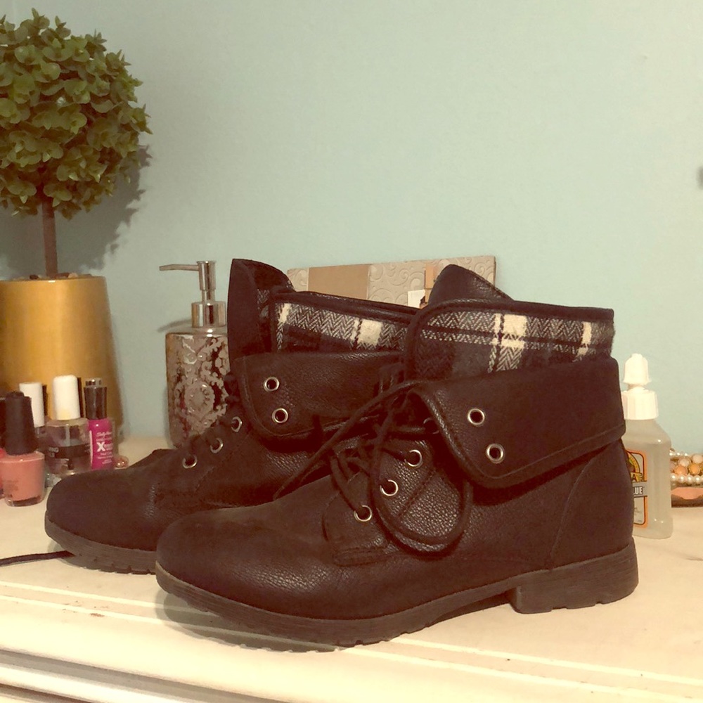 Combat boots